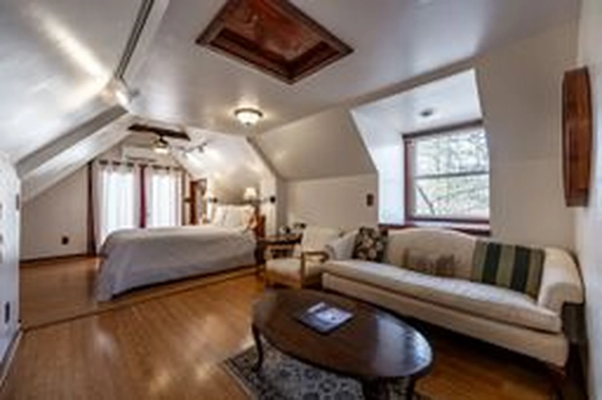 Balcony Suite - Image 3