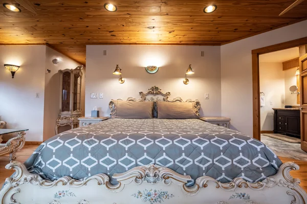 Cascina Rococo guest suite at White Lotus Eco Spa Retreat, Stanardsville, VA — photo 4 of 40